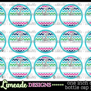 Op de afbeelding: Set van 15 afdrukbare ronde flesdop afbeeldingen met een nautisch thema. Elke afbeelding heeft een witte achtergrond met een chevron patroon in roze, blauw en groen. Een zilveren anker is gecentreerd op elke afbeelding.