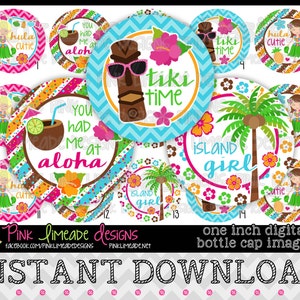 Pu&ograve; includere: Una collezione di immagini digitali di tappi di bottiglia da un pollice a tema hawaiano. I disegni includono un tiki con occhiali da sole, palme e ragazze con gonne hula. Il testo include "Tiki Time", "Island Girl" e "You had me at Aloha".