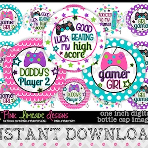 Puede incluir: Un conjunto de 15 im&aacute;genes digitales de tapones de botella de 2,5 cm de di&aacute;metro con tem&aacute;tica de una jugadora. Las im&aacute;genes presentan un dise&ntilde;o rosa y blanco con el texto "Gamer Girl", "Daddy's Player 2" y "Good Luck Beating My High Score".