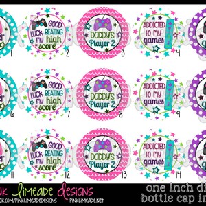Puede incluir: Doce im&aacute;genes digitales redondas para tapas de botellas de 2,5 cm de di&aacute;metro con tem&aacute;tica de una jugadora. Las im&aacute;genes incluyen un fondo de lunares rosa y azul con un mando de juego rosa y verde, estrellas y texto como "gamer girl", "buena suerte para superar mi puntuaci&oacute;n m&aacute;s alta", "el jugador 2 de pap&aacute;" y "adicta a mis juegos".