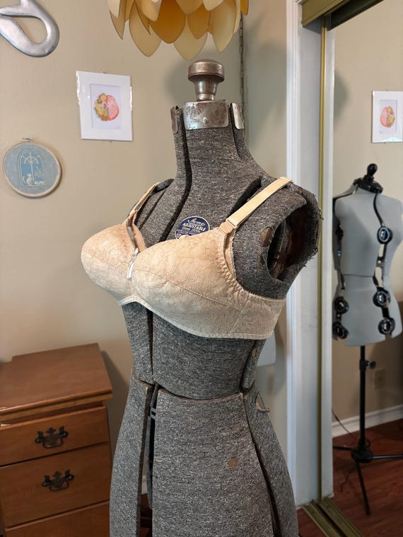 Vintage Bullet Bra | 32CC | 36.5 Inch Bust | Jeunique (044)