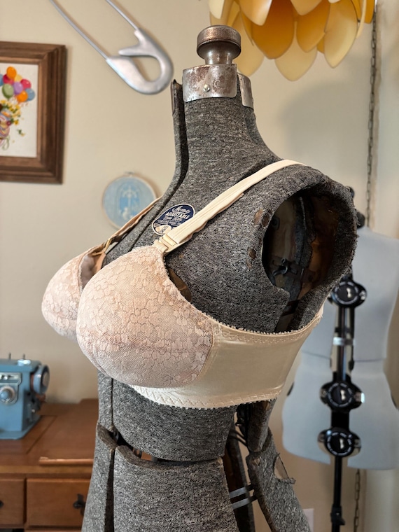 Vintage Bullet Bra | 32D | 37 Inch Bust | Jeunique (045)
