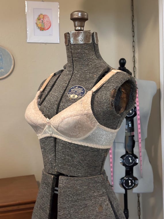 Vintage Bullet Bra | 28C | 33.5 Inch Bust | Jeunique (031)