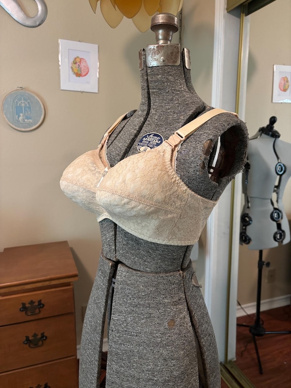 Vintage Bullet Bra | 28F | 36.5 Inch Bust | Jeunique (032)