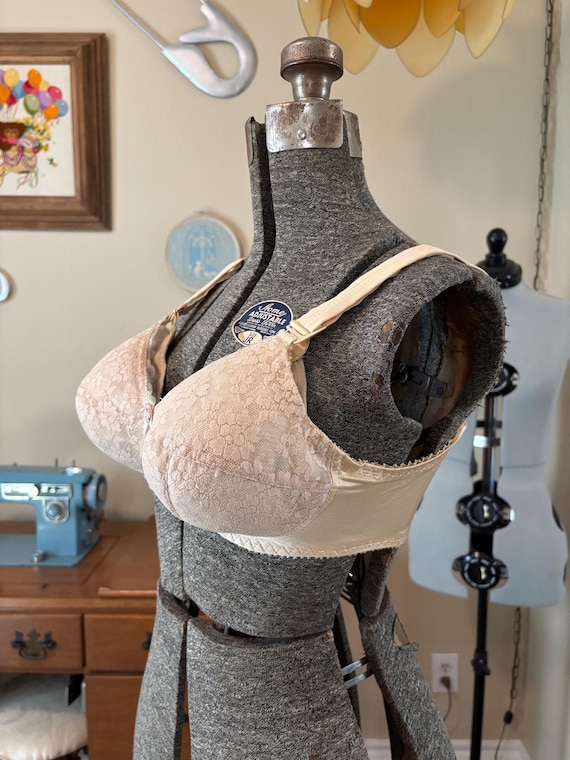 Vintage Bullet Bra | 34D | 38.5 Inch Bust | Jeunique (053)