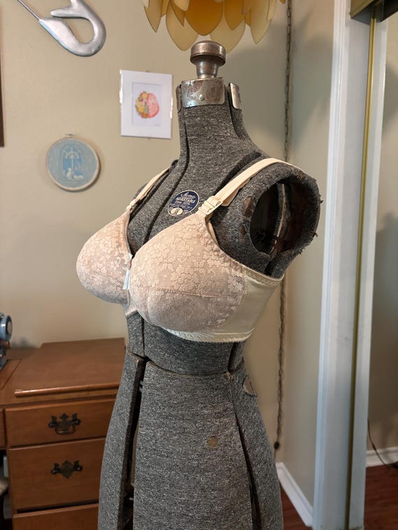 Vintage Bullet Bra | 30F | 37.5 Inch Bust | Jeunique (038)