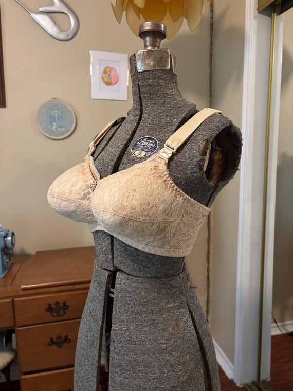 Vintage Bullet Bra | 28FF | 37 Inch Bust | Jeunique (033)