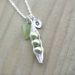 Mothers Necklace, Pea Pod Necklace, 3 Peas in a Pod, New Mom Necklace, Pea Pod Jewelry, Sister Necklace, Christmas Gift