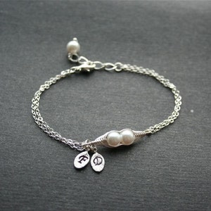 Bracelet cosse de petits pois, cadeau fête des mères, bracelet pour maman, deux petits pois dans une cosse, bracelet initiale, bracelet pour maman