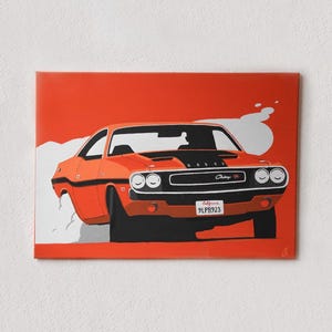 Puede incluir: Un Dodge Challenger rojo con una franja negra sobre el capó y una matrícula de California que dice "9LPB923". El coche está conduciendo sobre un fondo rojo con nubes blancas.