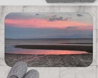 Rosa badmatta med havssolnedgång: Badrumsdekoration vid kusten