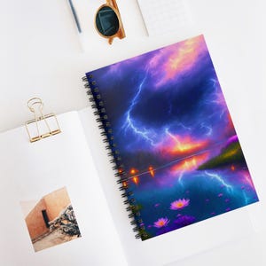 以下が含まれることがあります： 雷が静かな湖に映る、嵐の夜空を描いた鮮やかな絵画。湖には紫とピンクの水蓮が点在しています。