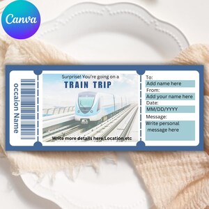 Peut inclure: Un billet de train bleu et blanc avec le texte "Surprise ! Vous partez en voyage en TRAIN". Le billet comporte un code-barres et un espace pour écrire le nom de l'occasion, à, de, date et un message personnel.