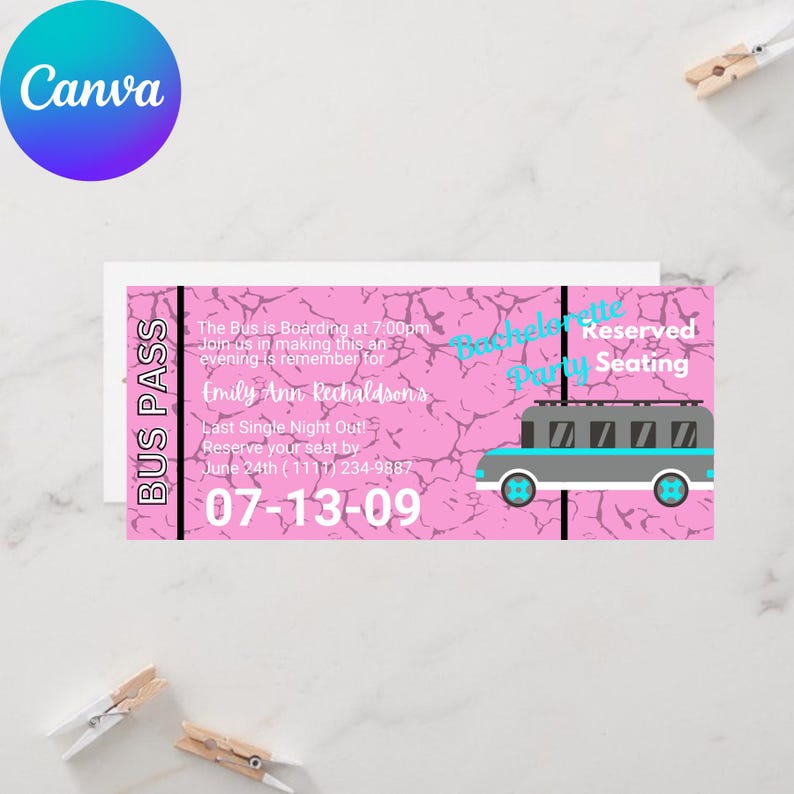 Op de afbeelding: Een roze en grijze buskaart-uitnodiging met de tekst "Bachelorette Party Reserved Seating". De kaart bevat een busafbeelding, datum en evenementdetails. Het Canva-logo staat linksboven.
