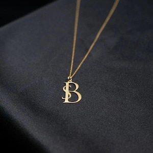 Collar de plata personalizado con dos letras entrelazadas y colgante con iniciales personalizadas