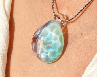Collar con colgante de ola oceánica: joyería artesanal de cristal turquesa con forma de gota de agua, regalo significativo inspirado en el mar.