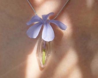 Collar con jarrón de flores: colgante para sujetar ramos, regalo original para amantes de la naturaleza, joyería de vidrio hecha a mano.