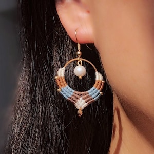 Mikro-Makramee-Ohrringe mit Muschelperle | individuell gestaltbar im Boho-Chic-Stil | Geschenk für Frauen