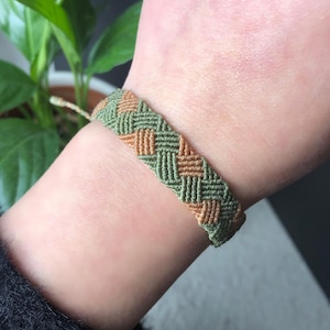 Bransoletka z woskowanego sznurka pleciona ręcznie – geometryczny wzór szachownicy – regulowana – unisex – personalizowany prezent przyjaźni w stylu boho dla surfera