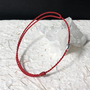 Bracelet ou cheville porte-bonheur minimaliste en fil ciré, argent sterling, kabbale ficelle rouge, talisman consacré éviter le mauvais œil