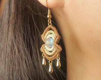 Orecchini micro macramè ondulati con pendenti a nappa | Labradorite ad alta lucentezza | Fatti a mano | Regalo personalizzabile