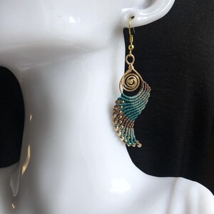 Brincos de asa de anjo em macramê trançado, estilo boho, hippie, étnico e chique para o dia a dia, com contas douradas. Presente para ela. imagem 8