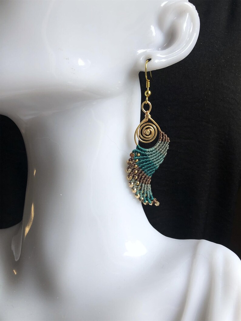 Brincos de asa de anjo em macramê trançado, estilo boho, hippie, étnico e chique para o dia a dia, com contas douradas. Presente para ela. imagem 8