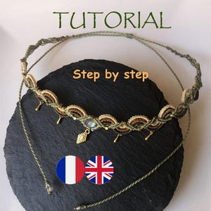 Op de afbeelding: Een handgemaakte macramé ketting met een gedetailleerd ontwerp, met een centrale edelsteen en bungelende goudkleurige accenten. De ketting wordt gepresenteerd op een donkere ondergrond, met de woorden "TUTORIAL" en "Step by step" in de afbeelding.