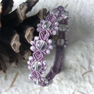 Elegancka bransoletka z mikromakramy z kwiatowym wzorem, kryształem górskim i fasetowanymi cyrkoniami | Elegancka, ręcznie robiona bransoletka | Personalizowany prezent