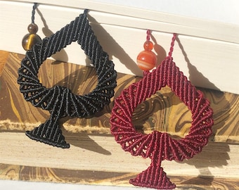 Segnalibro micro-macramè K a forma di cuore o picca, pietra naturale di agata o occhio di tigre, filo cerato rosso nero, regalo personalizzabile