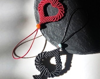 Ciondolo a forma di punta per cellulare | Portachiavi a forma di cuore in macramè | Ciondolo per borsa | Decorazione da appendere | Cordoncino di cera e perlina di ceramica