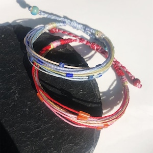 Flertrådigt makraméarmband med justerbar knut | Vaxad snöre och natursten och keramiska pärlor | Unisex handgjort