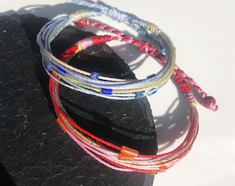 Bracciale macramè multifilo multicolore con annodatura regolabile | Cordoncino cerato e perline in pietra naturale e ceramica | Unisex fatto a mano