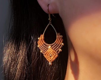 Brincos de argola em macramê com formato de gota e padrão de diamante, macramê delicado com contas facetadas douradas, estilo boho chic personalizável