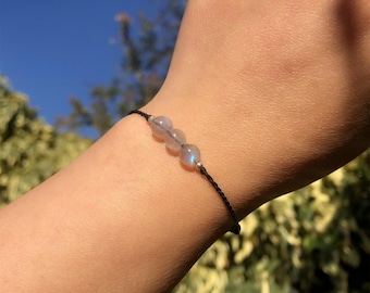 Bracciale macramè minimalista con tre pietre naturali | perline in oro o argento | cordino cerato regolabile | gioielli unisex personalizzabili