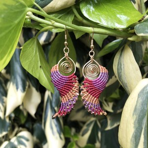 Brincos de asa de anjo em macramê trançado, estilo boho, hippie, étnico e chique para o dia a dia, com contas douradas. Presente para ela. Rouge No.9/10/11/13