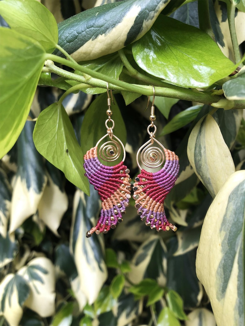 Brincos de asa de anjo em macramê trançado, estilo boho, hippie, étnico e chique para o dia a dia, com contas douradas. Presente para ela. Rouge No.9/10/11/13