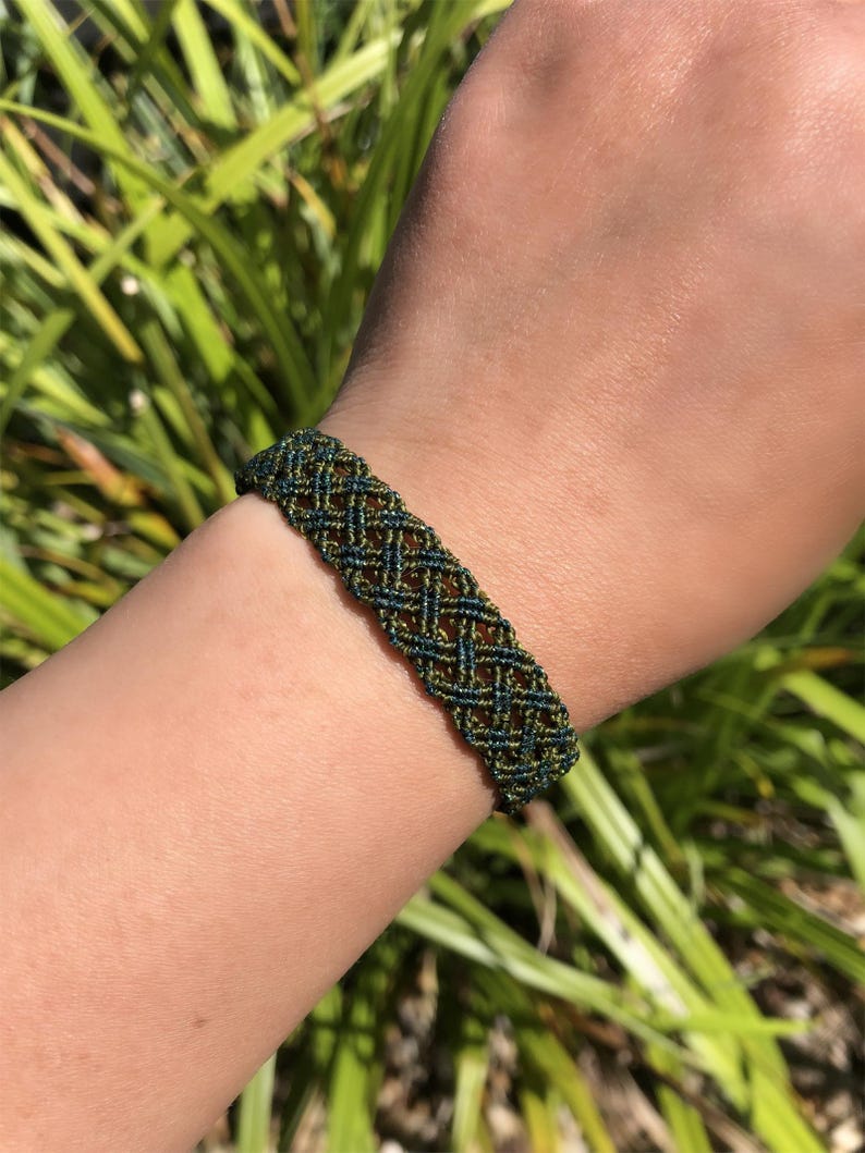 Zusätzliches Makramee-Armband mit durchbrochenem Schachbrettmuster – dünne, glänzende Wachskordel – Muschelverschluss – verstellbar, unisex, wasserdicht Bild 5