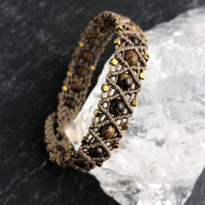 Bracciale macramè da uomo con motivo a rombi marroni e dorati, con pietre di occhio di tigre ed ematite dorata | Boho chic unisex | Fatto a mano | Personalizzabile