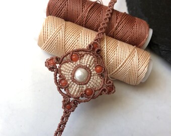 Bracciale regolabile ispirato a Dunhuang in Oriente | fiore di diamanti in micro-macramè | perlina di conchiglia | agata turchese | regalo personalizzabile