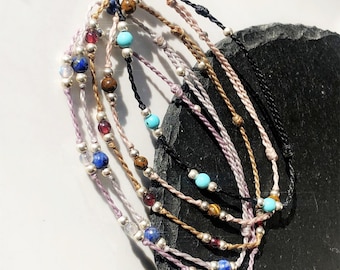 Bracciale minimalista in pietra naturale pregiata | perlina in argento sterling | corda cerata | braccialetto macramè unisex regolabile e personalizzabile