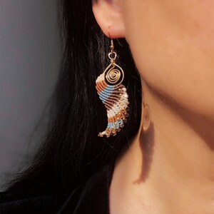 Brincos de asa de anjo em macramê trançado, estilo boho, hippie, étnico e chique para o dia a dia, com contas douradas. Presente para ela. imagem 7