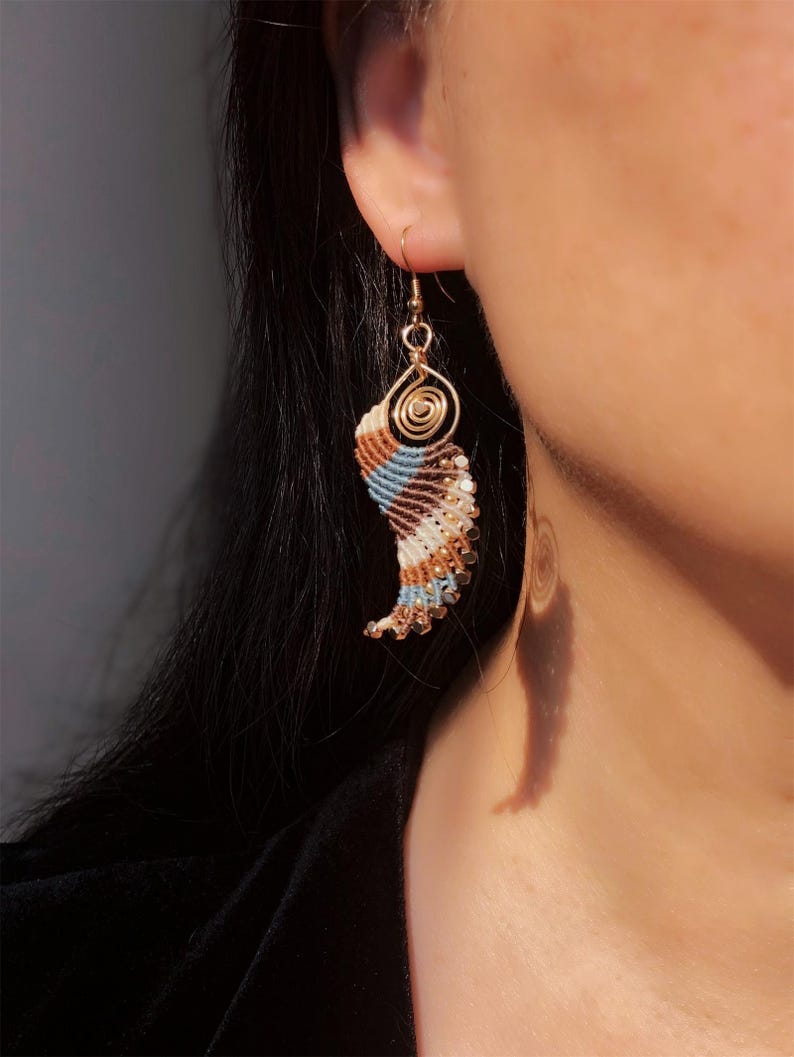 Brincos de asa de anjo em macramê trançado, estilo boho, hippie, étnico e chique para o dia a dia, com contas douradas. Presente para ela. imagem 7