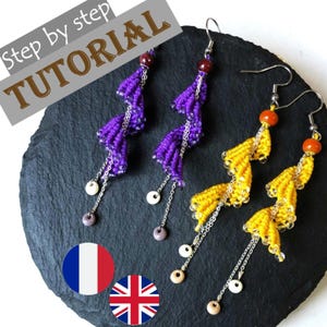 Peut inclure: Deux paires de boucles d'oreilles macramé faites à la main. Une paire est violette et l'autre jaune. Chaque boucle d'oreille présente un design en cascade avec des accents de chaîne argentée et des perles décoratives. Le texte "Step by step TUTORIAL" est inclus.