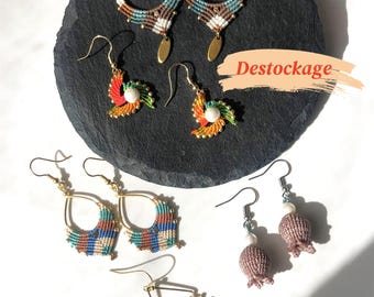 Orecchini micro macramè fatti a mano, perline dorate, pietre naturali, perle. Liquidazione