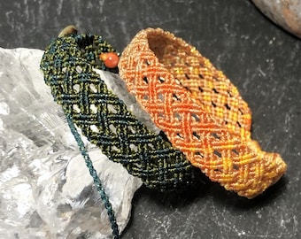 Adjustable Openwork Checkered Macramé Bracelet - Thin Shimmering Waxed Cord - Shell Clasp - Unisex Waterproof Bracelet