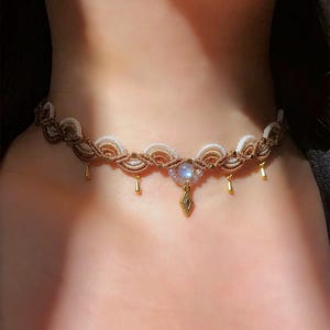 Wellenförmig geknüpfte Mikro-Makramee-Halskette mit Farbverlauf, Labradorit- und Goldanhängern, Hämatitperlen, individuell verstellbarer Boho-Schmuck