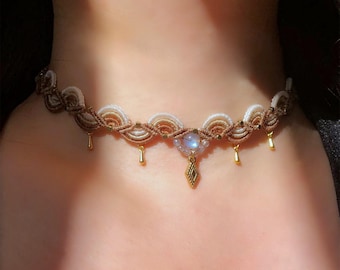 Collana girocollo ondulata sfumata in micro-macramè con pendenti in labradorite e oro, perline di ematite, gioielli boho regolabili personalizzabili