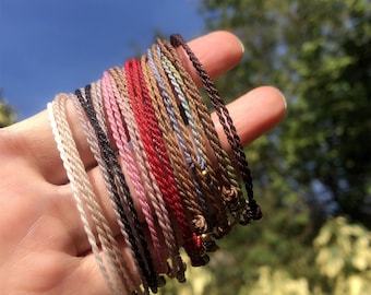 Bracciale minimalista in filigrana di corda, braccialetto unisex regolabile personalizzato in micro-macramè, stile surfista, gioiello portafortuna