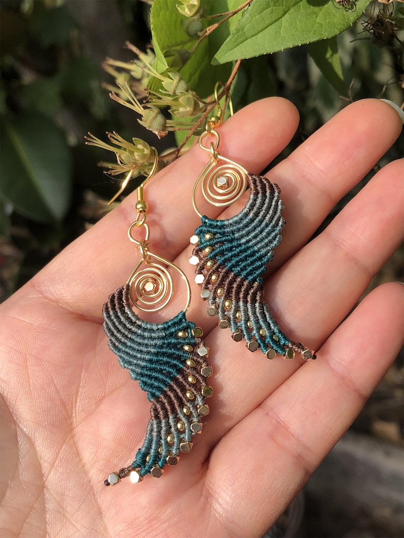 Brincos de asa de anjo em macramê trançado, estilo boho, hippie, étnico e chique para o dia a dia, com contas douradas. Presente para ela. Vert No.3/6/7/8